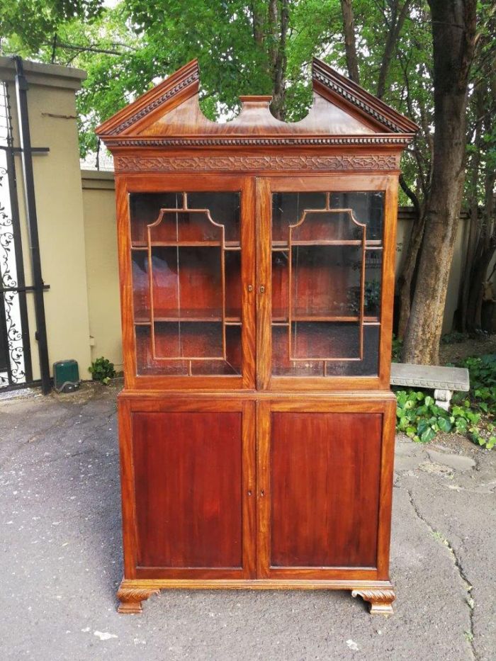 An Early Victorian Mahogany Bookcase / Cabinet in Two Parts. Circa 1840 - Image 2
