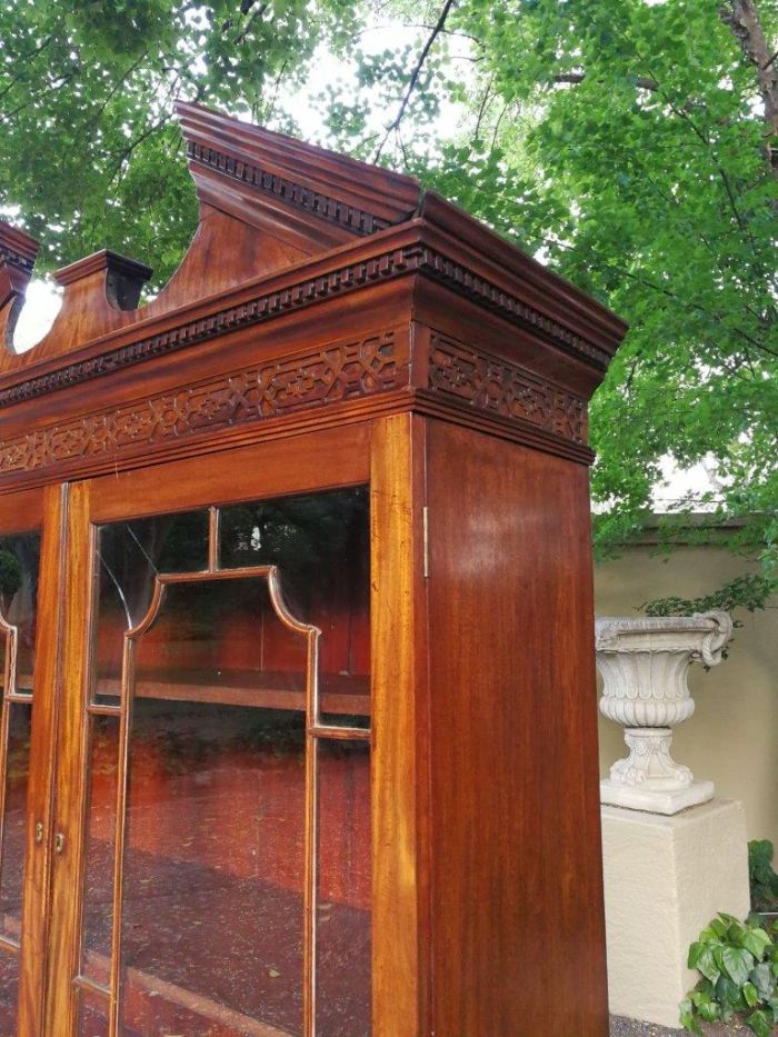 An Early Victorian Mahogany Bookcase / Cabinet in Two Parts. Circa 1840 - Image 5