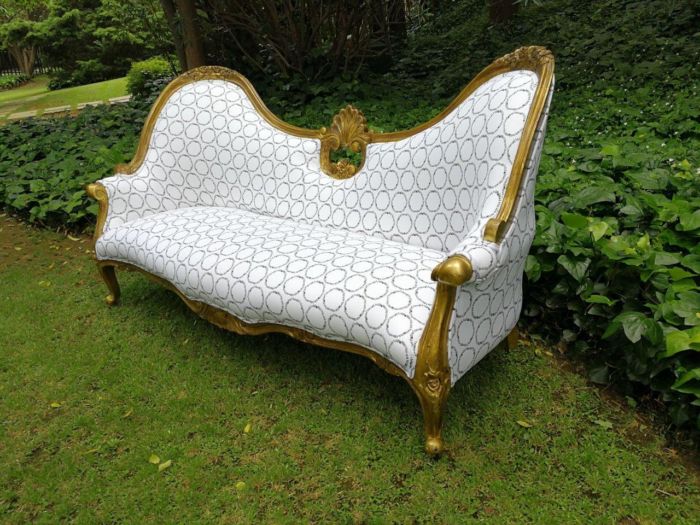 A 20th century, Victorian-style Gilt-painted Carved settee - Image 3