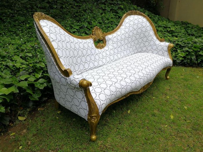 A 20th century, Victorian-style Gilt-painted Carved settee - Image 4