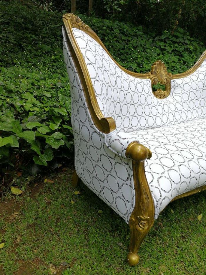 A 20th century, Victorian-style Gilt-painted Carved settee - Image 5