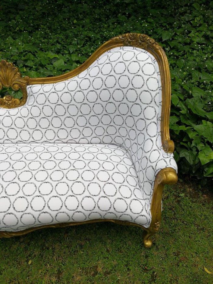 A 20th century, Victorian-style Gilt-painted Carved settee - Image 6