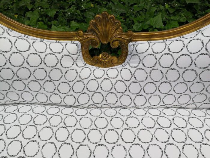 A 20th century, Victorian-style Gilt-painted Carved settee - Image 7