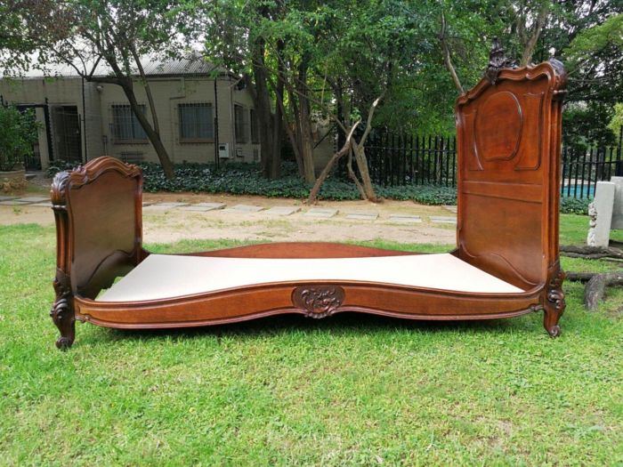 An Antique French Louis XV Carved Oak Bed - Image 4