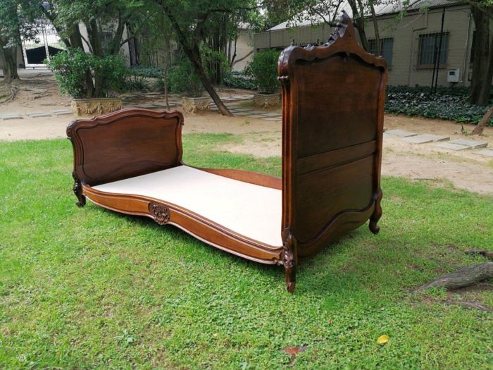 An Antique French Louis XV Carved Oak Bed - Image 5