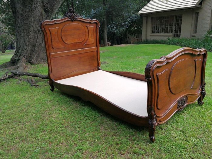 An Antique French Louis XV Carved Oak Bed - Image 6