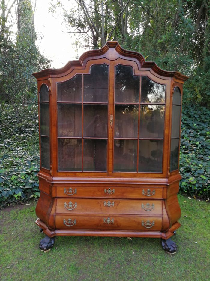 An 18th Century Walnut Vitrine with Keys and Original Brass Handle - Image 3