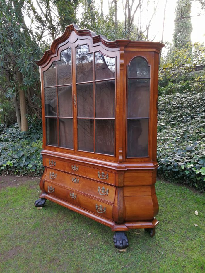 An 18th Century Walnut Vitrine with Keys and Original Brass Handle - Image 4