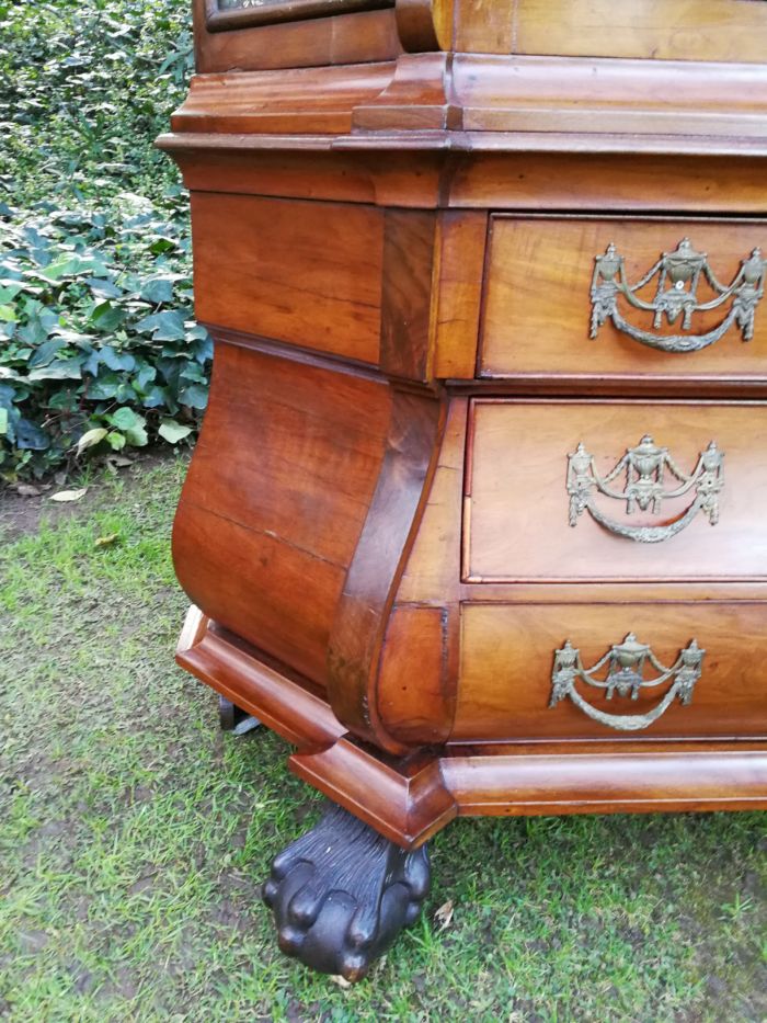 An 18th Century Walnut Vitrine with Keys and Original Brass Handle - Image 7
