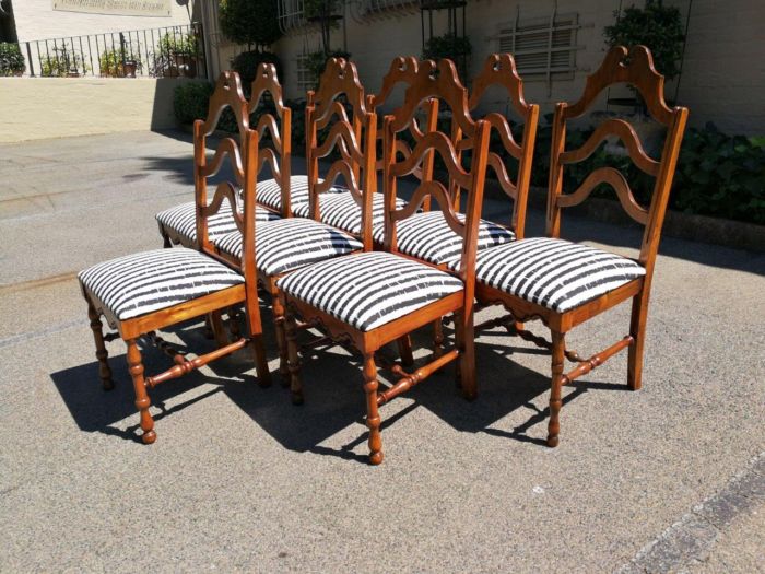 A Set Of Eight Carved Dining Chairs - Image 3