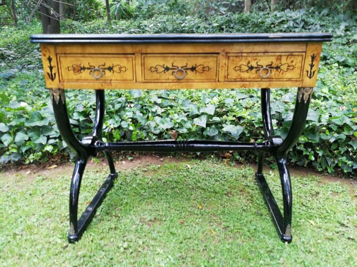 A 20th Century French-style Kingwood With Marquetry Table With Three Drawers - ND - Image 2