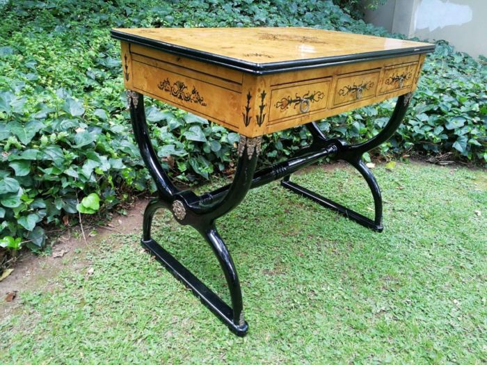A 20th Century French-style Kingwood With Marquetry Table With Three Drawers - ND - Image 3