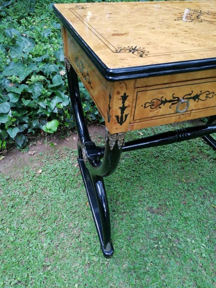 A 20th Century French-style Kingwood With Marquetry Table With Three Drawers - ND - Image 5