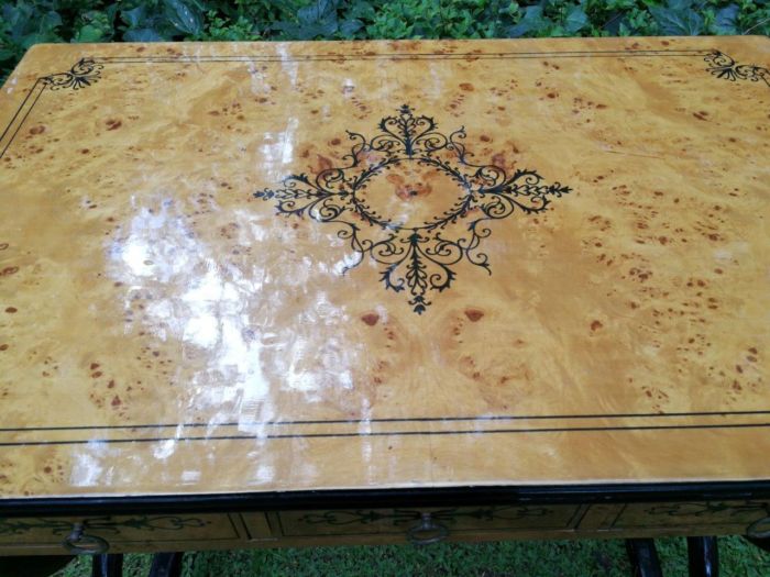 A 20th Century French-style Kingwood With Marquetry Table With Three Drawers - ND - Image 6