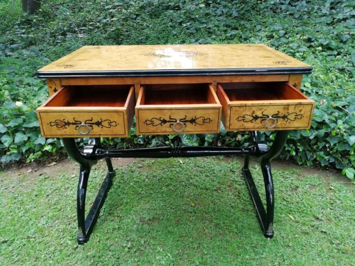 A 20th Century French-style Kingwood With Marquetry Table With Three Drawers - ND - Image 7