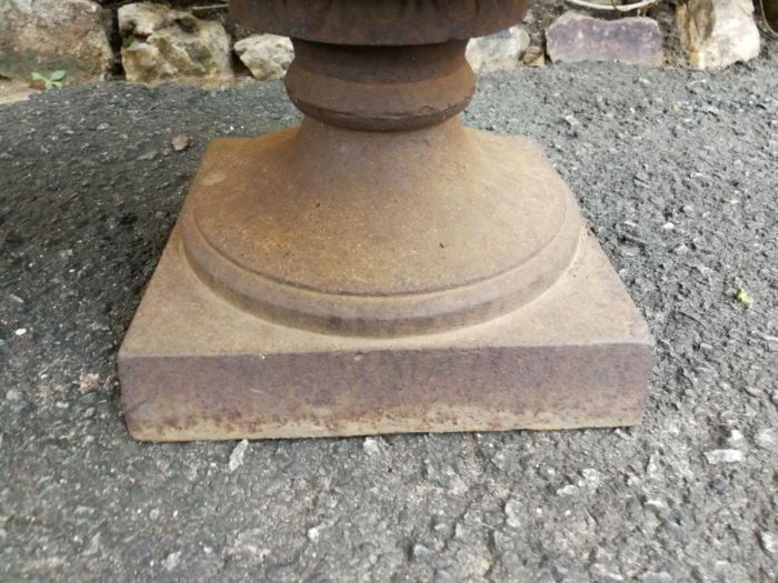 A Pair Of 20th Century French Cast Iron Urns - Image 7