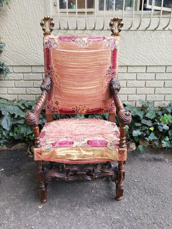 A Pair of Early 19th Century Gilt Wood and Oak Carved Throne Chairs (Still with the original silk and embroidery) Provenance:  Queen Natalia of Serbia - Image 4