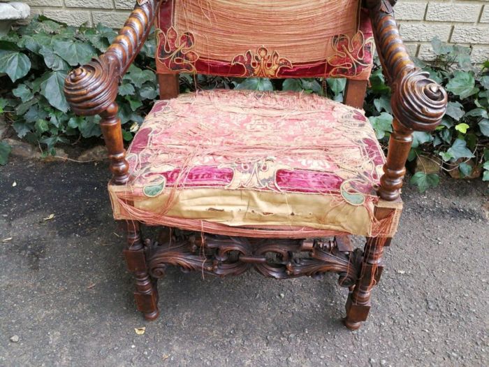 A Pair of Early 19th Century Gilt Wood and Oak Carved Throne Chairs (Still with the original silk and embroidery) Provenance:  Queen Natalia of Serbia - Image 5