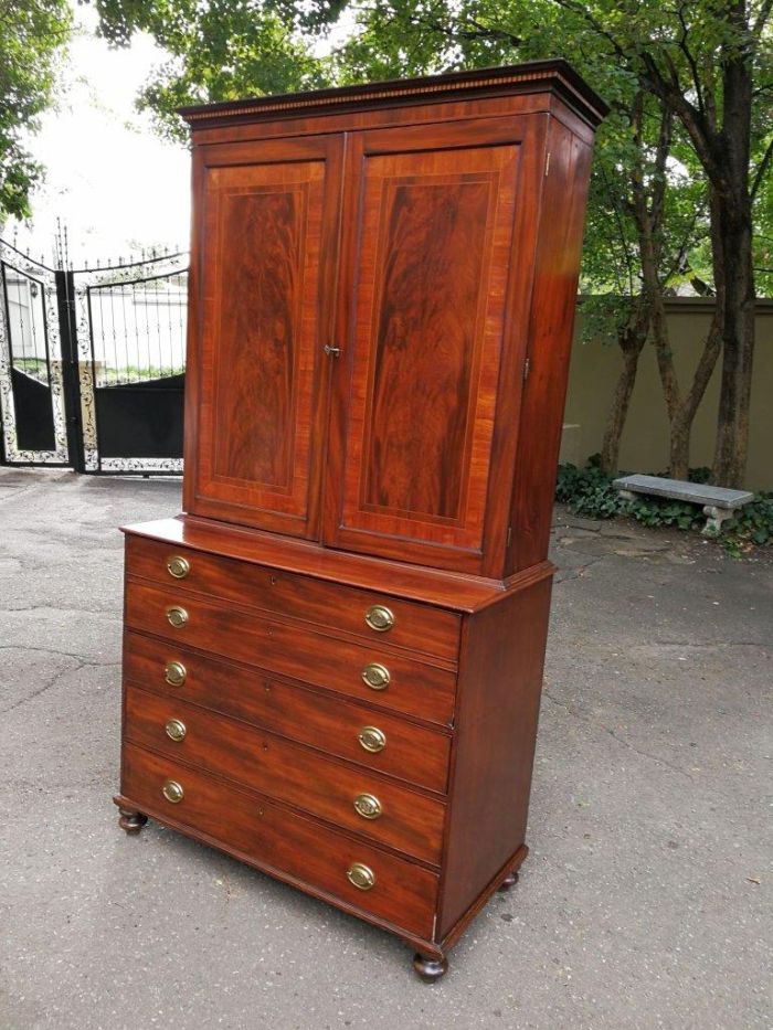 A Mid 19th Century Victorian Mahogany Secretaire. The interior fitted with a gilt-tooled green leather writing surface. Circa 1850 - Image 2