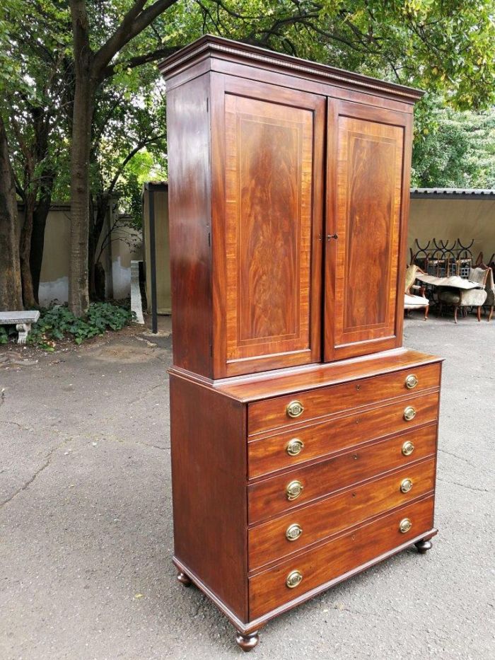 A Mid 19th Century Victorian Mahogany Secretaire. The interior fitted with a gilt-tooled green leather writing surface. Circa 1850 - Image 3