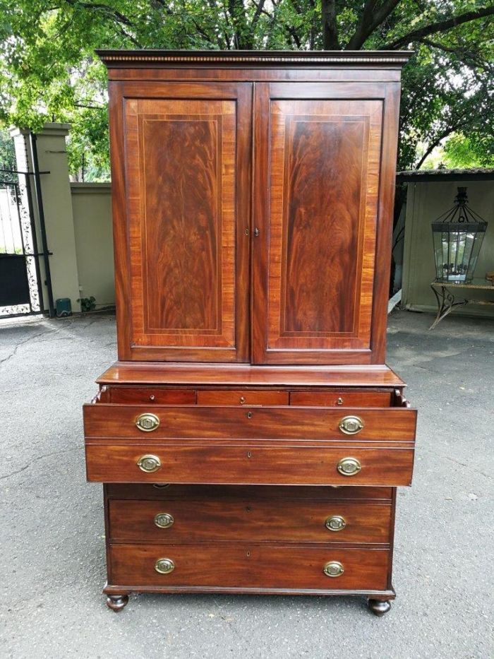 A Mid 19th Century Victorian Mahogany Secretaire. The interior fitted with a gilt-tooled green leather writing surface. Circa 1850 - Image 4