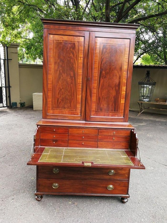 A Mid 19th Century Victorian Mahogany Secretaire. The interior fitted with a gilt-tooled green leather writing surface. Circa 1850 - Image 5