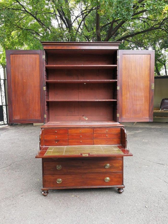 A Mid 19th Century Victorian Mahogany Secretaire. The interior fitted with a gilt-tooled green leather writing surface. Circa 1850 - Image 6