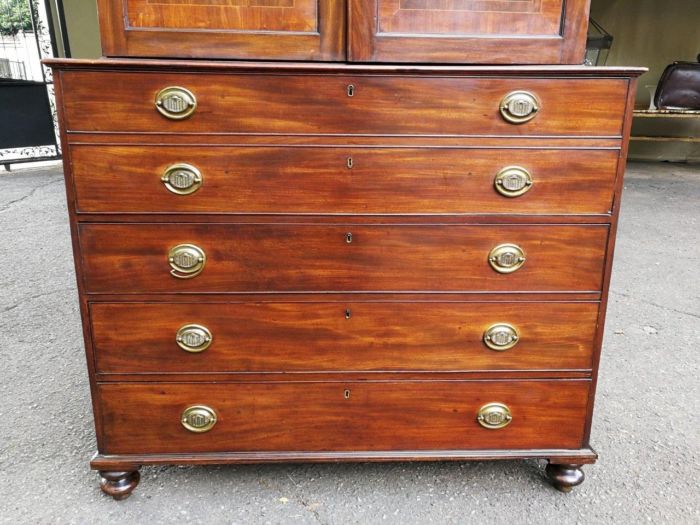 A Mid 19th Century Victorian Mahogany Secretaire. The interior fitted with a gilt-tooled green leather writing surface. Circa 1850 - Image 7