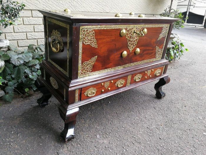 A Late 17th Century/Early 18th Century Dutch Colonial Batavian Hardwood and Ebonised Brass-Bound Chest-on-stand, in Two Parts ND - Image 3