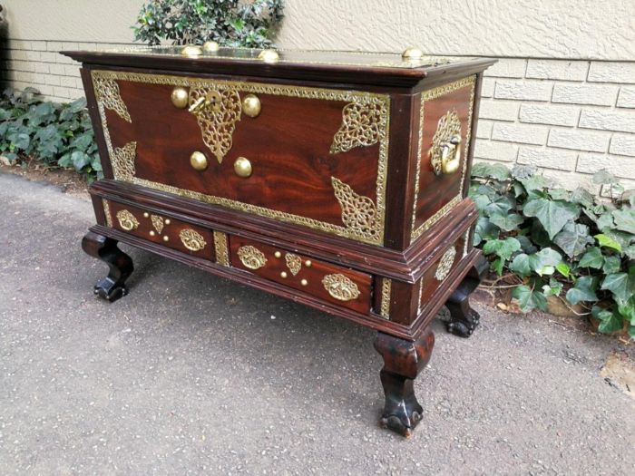 A Late 17th Century/Early 18th Century Dutch Colonial Batavian Hardwood and Ebonised Brass-Bound Chest-on-stand, in Two Parts ND - Image 4