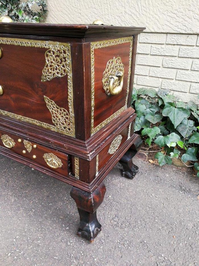 A Late 17th Century/Early 18th Century Dutch Colonial Batavian Hardwood and Ebonised Brass-Bound Chest-on-stand, in Two Parts ND - Image 5