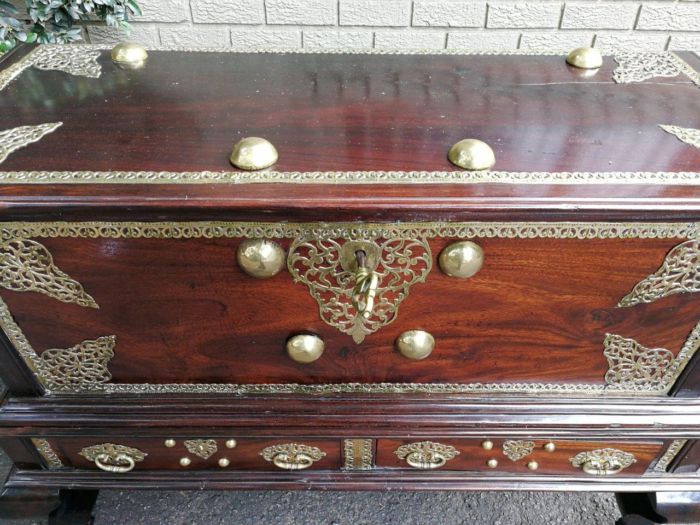 A Late 17th Century/Early 18th Century Dutch Colonial Batavian Hardwood and Ebonised Brass-Bound Chest-on-stand, in Two Parts ND - Image 6