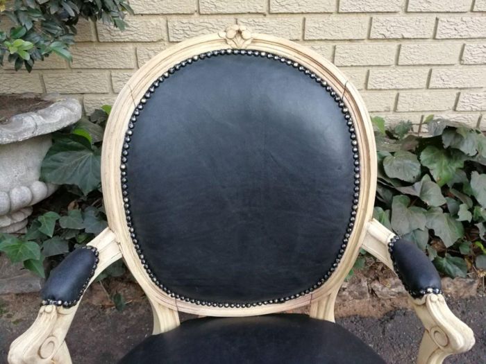 A 20th Century Pair Of French Louis XIV Style White Oak Armchairs In A Contemporary Bleached Finish And Upholstered In Black Leather ND - Image 7