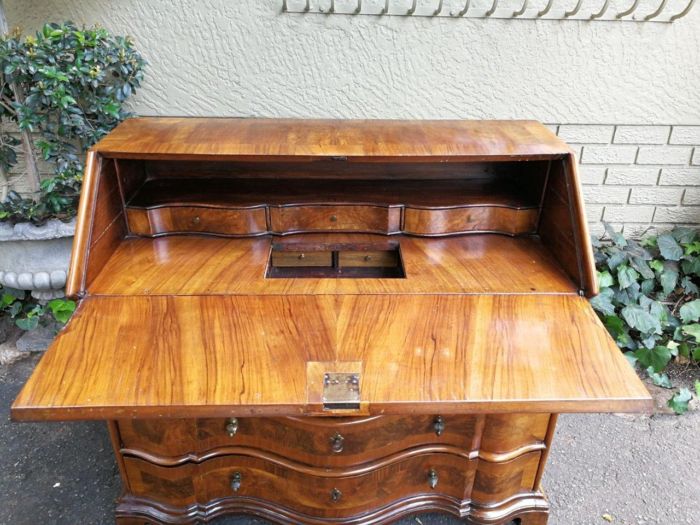 A 19th Century Circa 1850 Walnut and Burr-walnut Secretaire/ Chest of Drawers with Lock and Key with a Secret Panel and Interior Drawers - Image 6