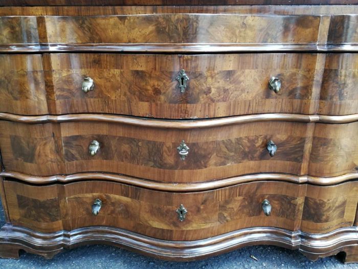 A 19th Century Circa 1850 Walnut and Burr-walnut Secretaire/ Chest of Drawers with Lock and Key with a Secret Panel and Interior Drawers - Image 8