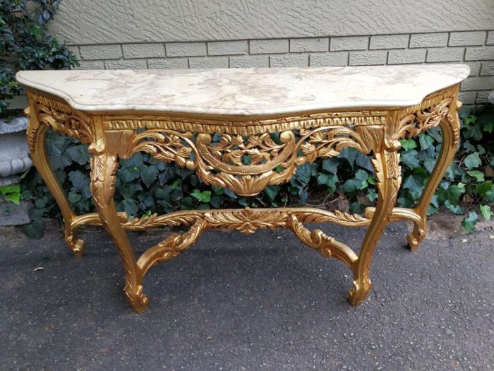 A 20th Century French Style Marble and Gilt-wood Console Table - Image 3