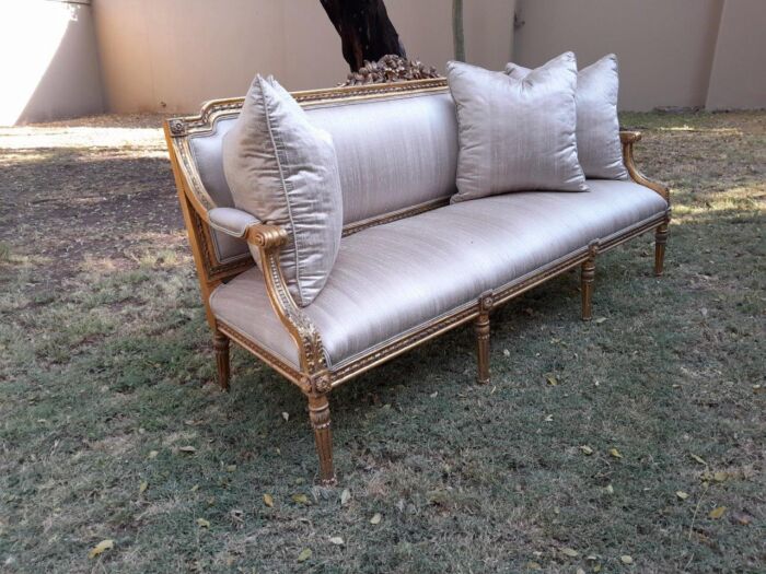 A 20th Century French Style Carved Gilt Wood Settee - Image 4