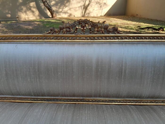 A 20th Century French Style Carved Gilt Wood Settee - Image 9