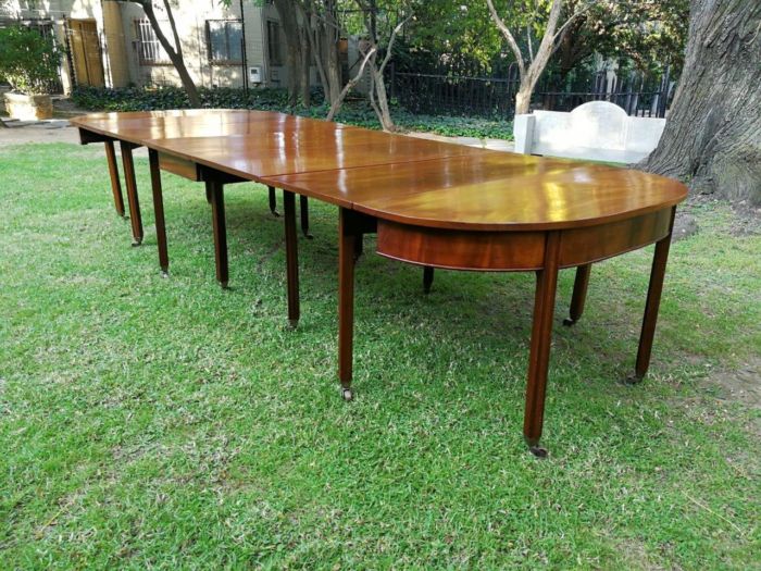 A 19TH Century Circa 1810 George III Mahogany Extension Dining Table with Brass Castors - Image 4
