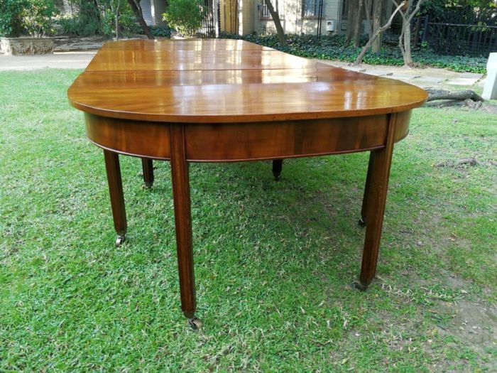 A 19TH Century Circa 1810 George III Mahogany Extension Dining Table with Brass Castors - Image 5