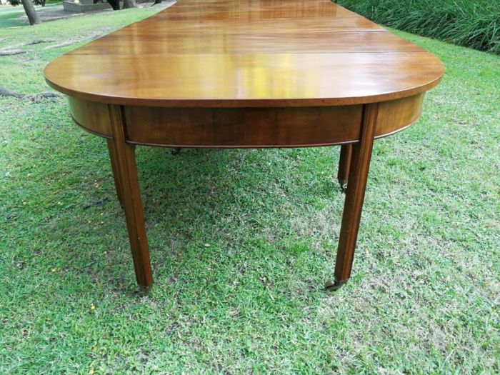 A 19TH Century Circa 1810 George III Mahogany Extension Dining Table with Brass Castors - Image 7
