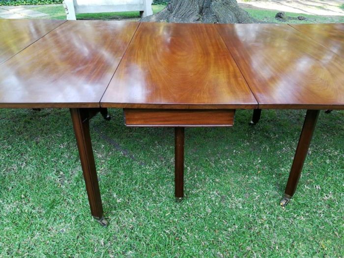 A 19TH Century Circa 1810 George III Mahogany Extension Dining Table with Brass Castors - Image 9