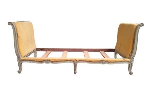 A 20th Century French Style Carved Wooden Chaise/Daybed