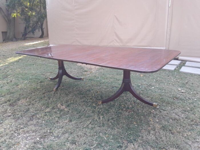 A 20th Century Mahogany Dining Table with Two Extensions and Brass Feet & Casters - Image 8
