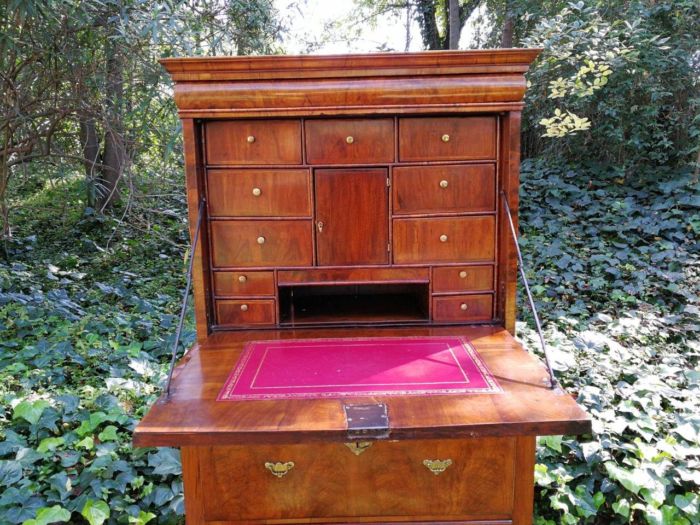A George III Walnut Secretaire Abbatant - Image 6