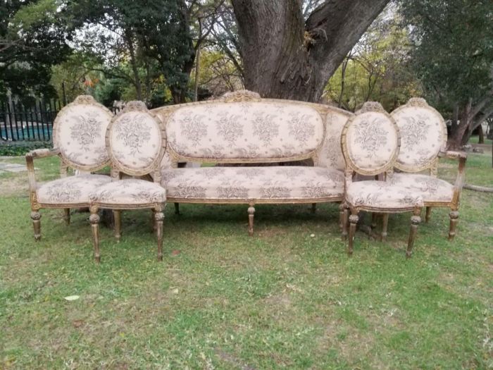 A French Style Carved Giltwood Ornate 5 Piece Lounge Suite On Fluted Legs