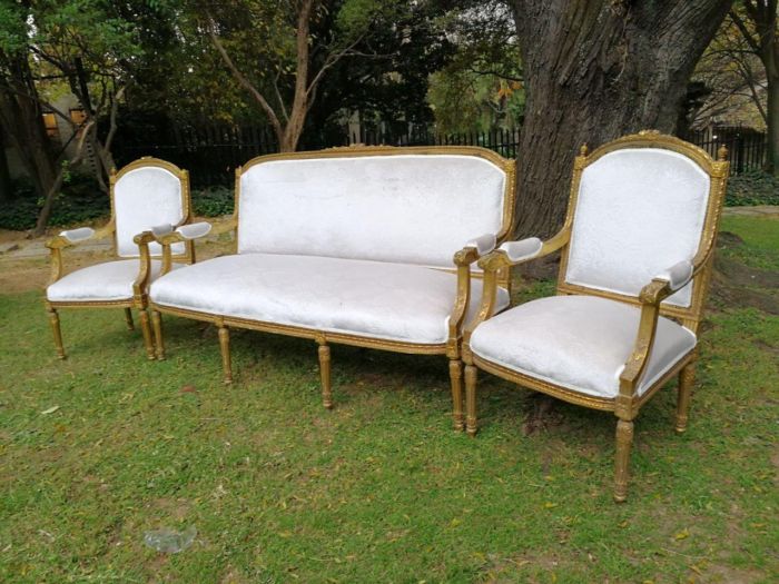 A French Style Giltwood Ornate 3 Piece Longue Suite On Fluted Feet - Image 3