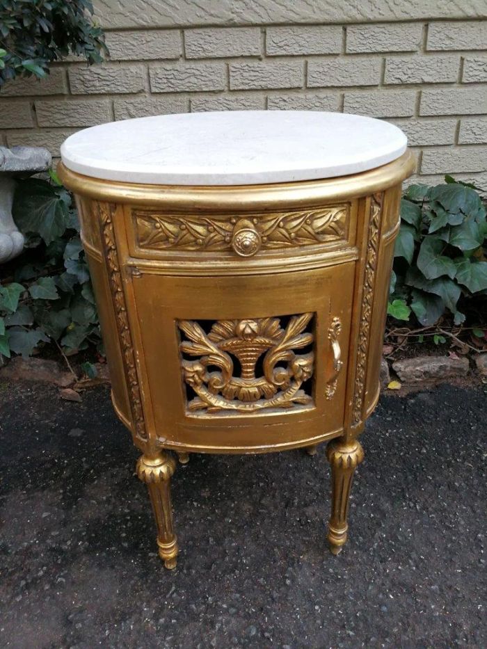 A Pair of French Style Ornately Carved Giltwood Pedestals/Side Tables with Marble Tops - Image 5