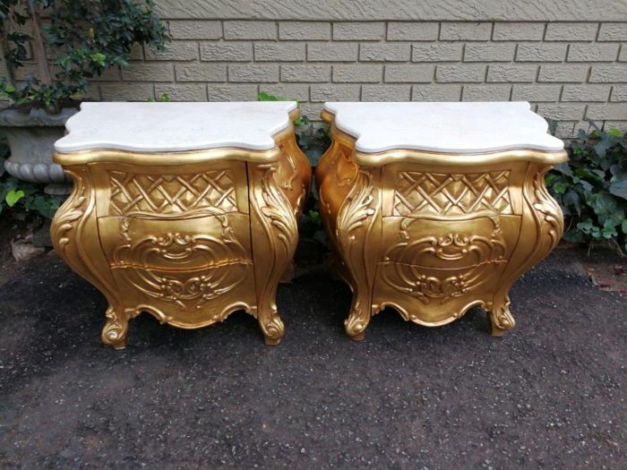 A Pair of French Style Ornately Carved Bombe Giltwood Pedestals/Side Tables with Marble Tops - Image 2