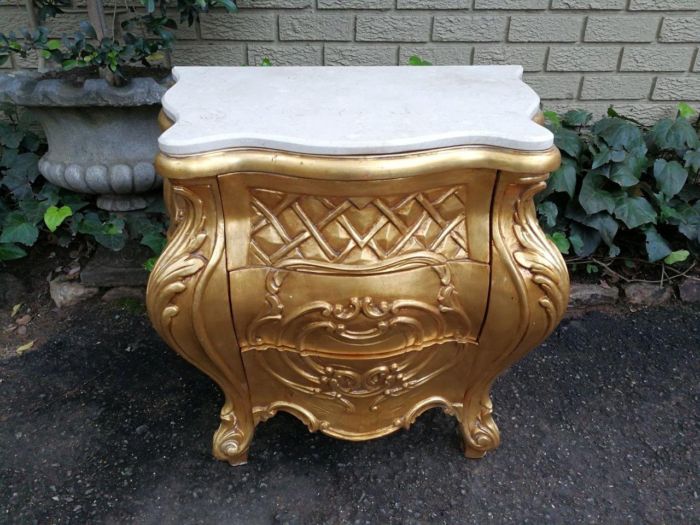 A Pair of French Style Ornately Carved Bombe Giltwood Pedestals/Side Tables with Marble Tops - Image 4